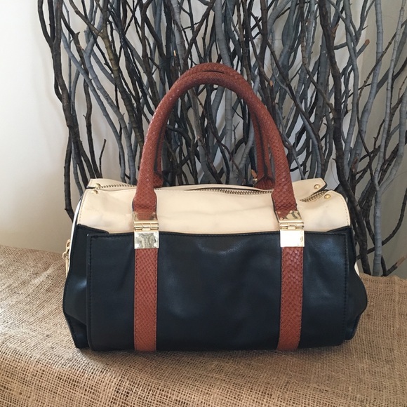 Vince Camuto Handbags - Vince Camuto VC Signature Jessie Case Purse